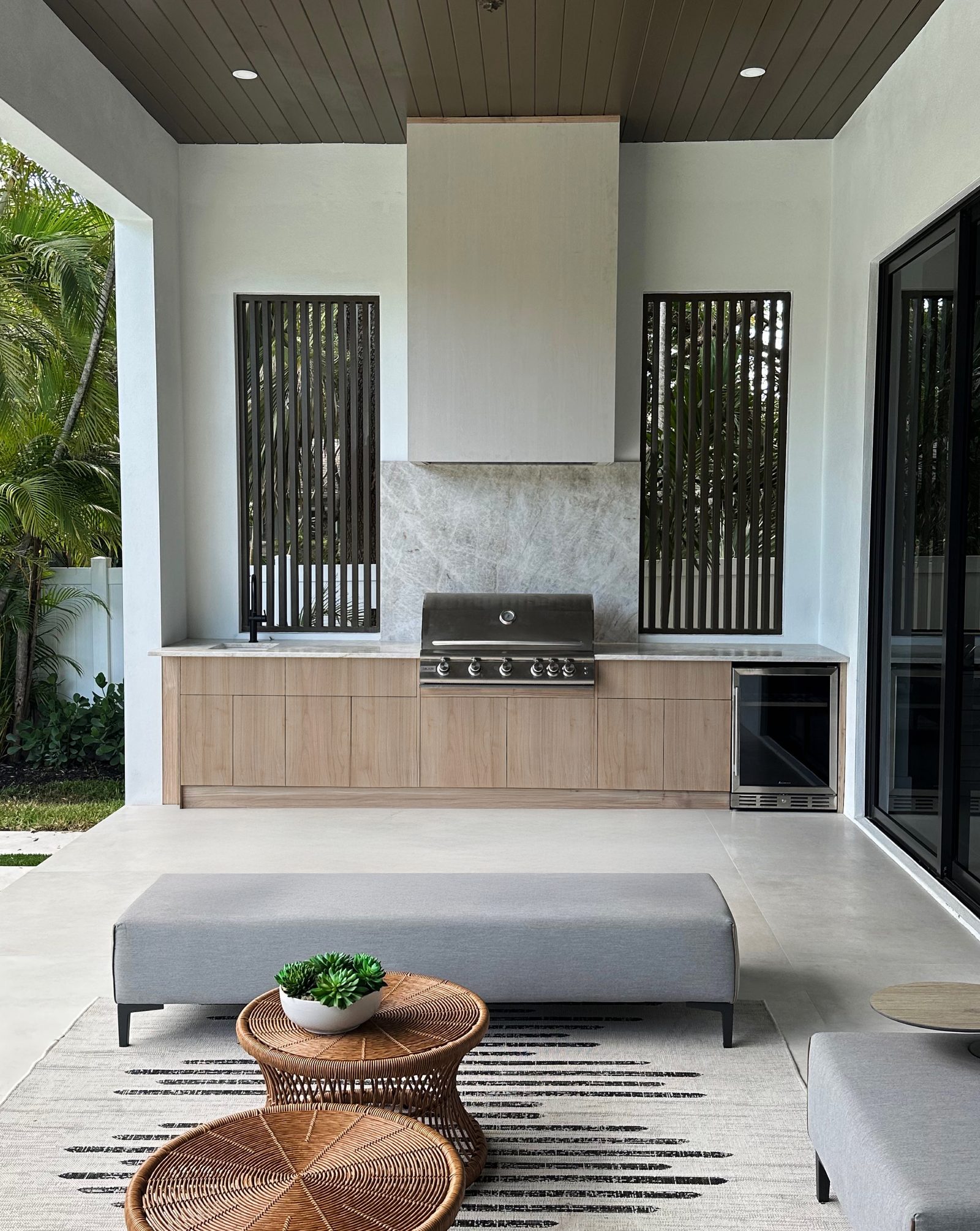 Covered outdoor living and kitchen pergola