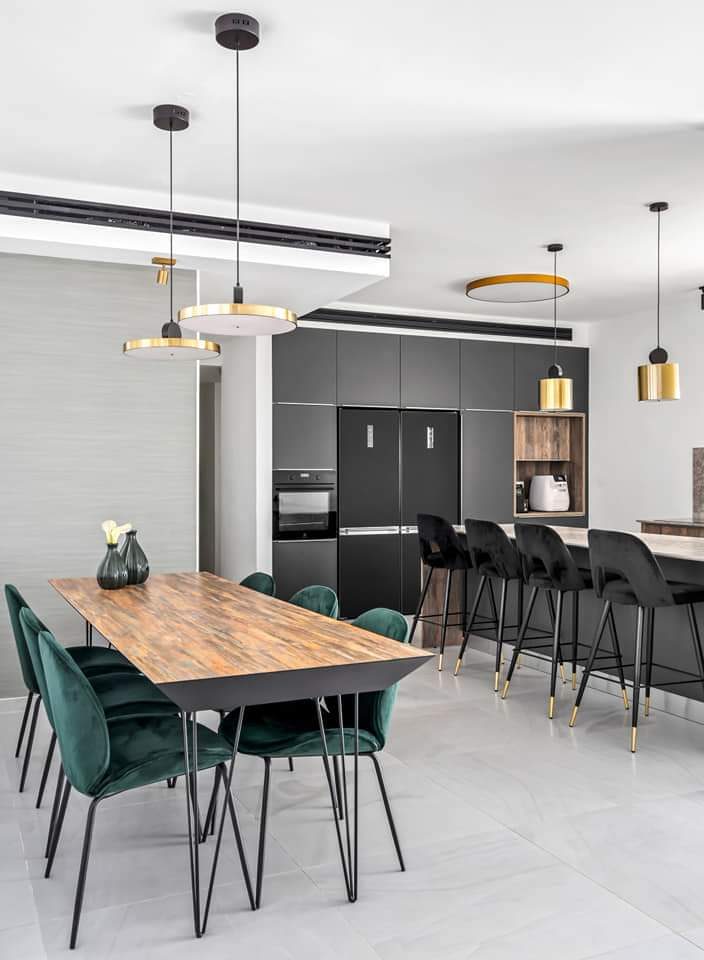 Handleless kitchen built around a full stone island