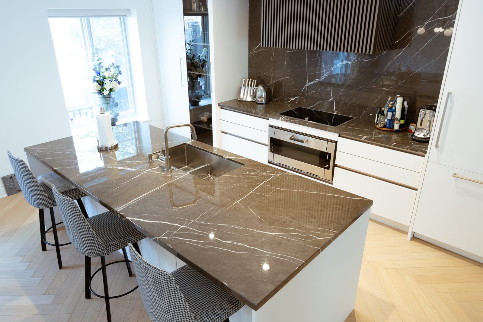 Dining area with a marble table in a renovated residence